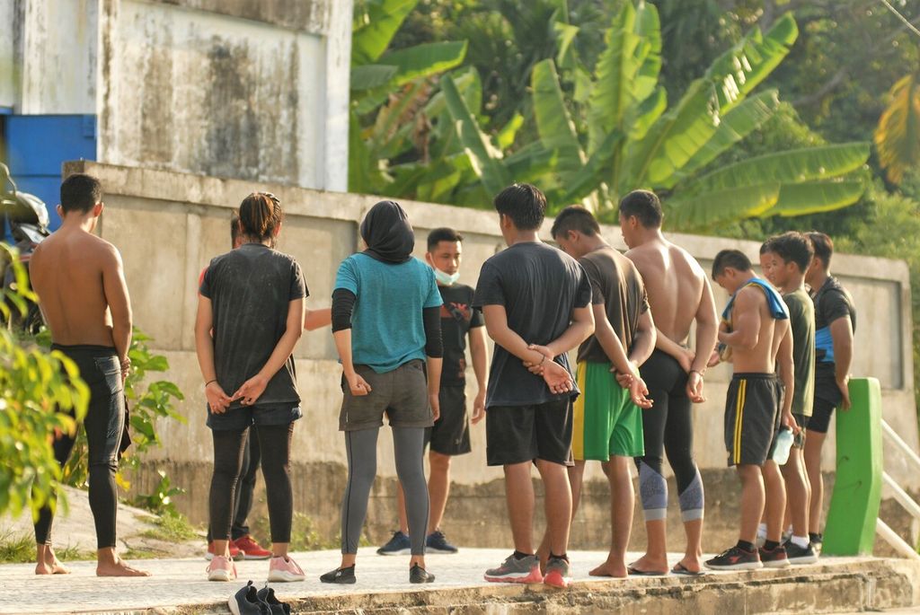 Atlet dayung asal Jambi berkumpul menjelang latihan fisik di kawasan Danau Sipin, Kota Jambi, Jumat (7/8/2021).
