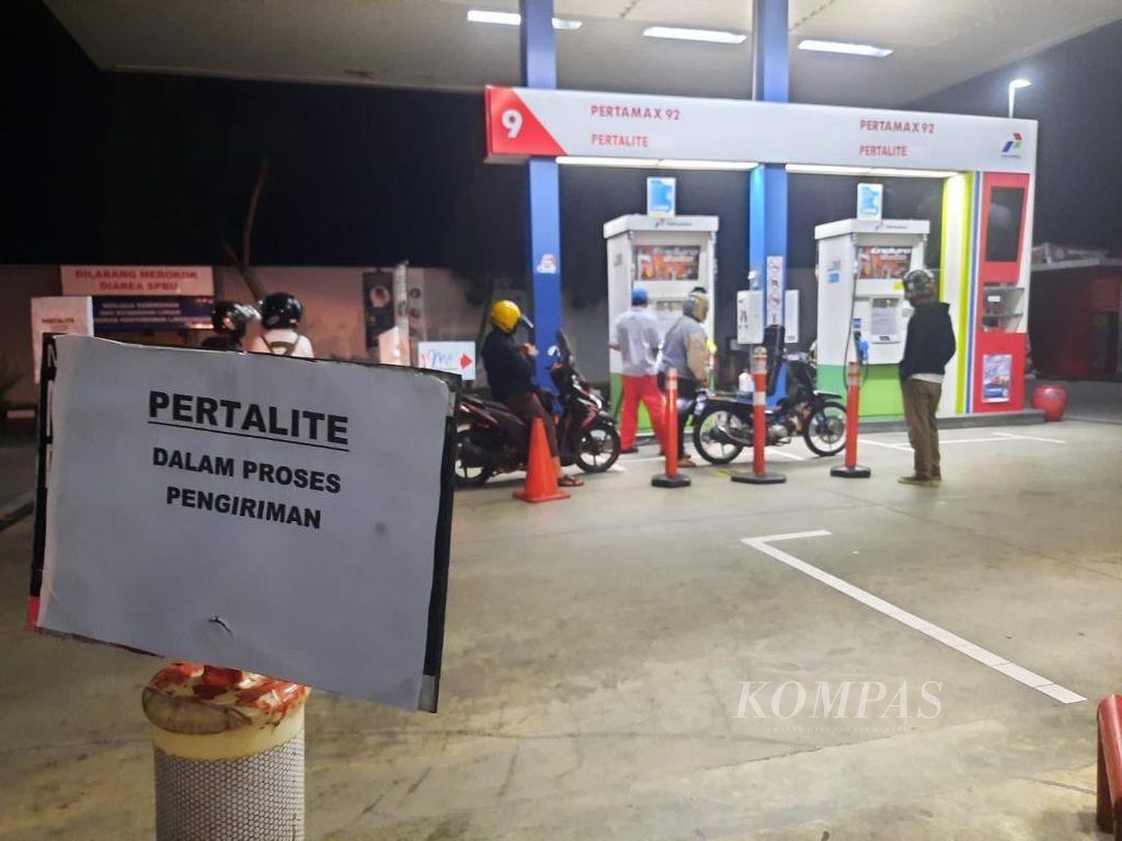 Salah satu SPBU di Kecamatan Magelang Utara, Kota Magelang, memasang pengumuman BBM jenis pertalite, Jumat (26/8/2022) malam.
