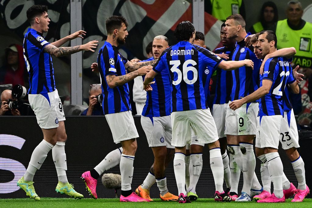 Pemain Inter Milan merayakan gol yang dicetak Edin Dzeko ke gawang AC Milan pada laga pertama semifinal Liga Champions, Kamis (11/5/2023) WIB, di Stadion San Siro. Kemenangan atas Milan membuat Inter lebih difavoritkan melaju ke final.
