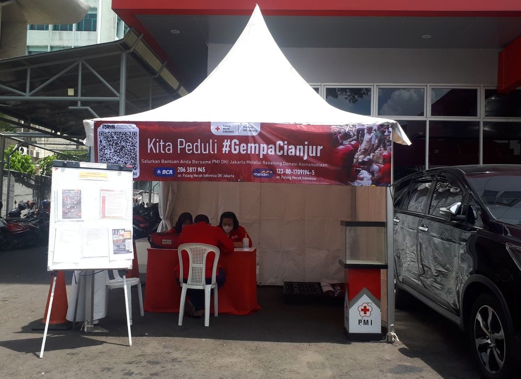 Tenda donasi yang dibuka di kantor Palang Merah Indonesia DKI Jakarta di Senen, Jakarta Pusat, pada Rabu (23/11/2022).