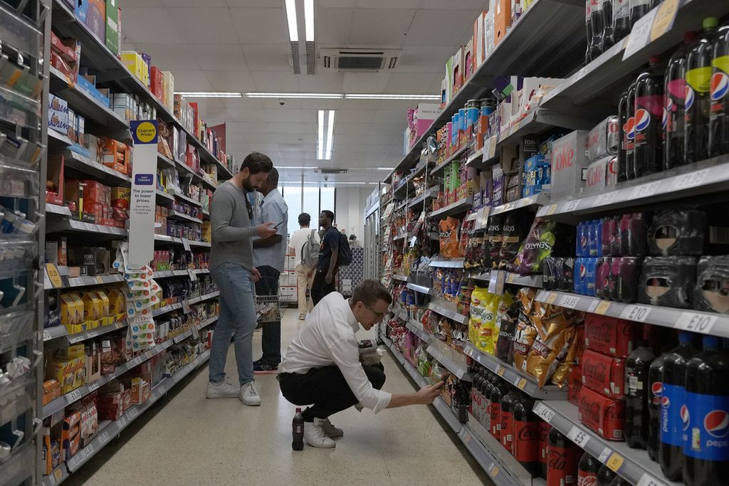Warga berbelanja di sebuah supermarket di London, Inggris, Rabu (17/8/2022). Inggris berisiko mengalami resesi panjang dengan inflasi meroket ke rekor baru dan harga energi yang tinggi. (AP Photo/Frank Augstein, File)