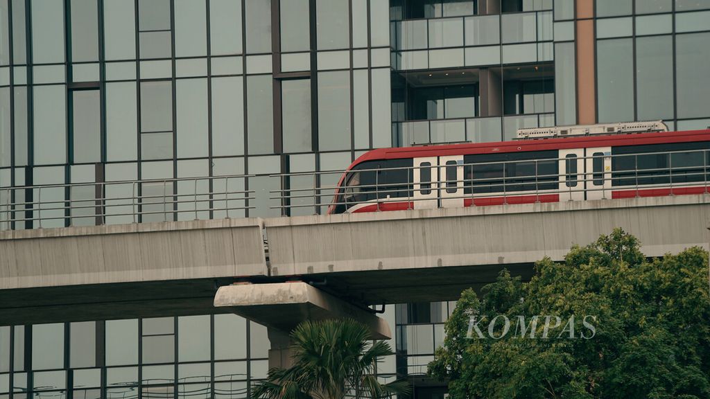 Kereta LRT Jabodebek di sekitar Stasiun LRT Dukuh Atas, Setiabudi, Jakarta Selatan, Rabu (16/2/2022). 