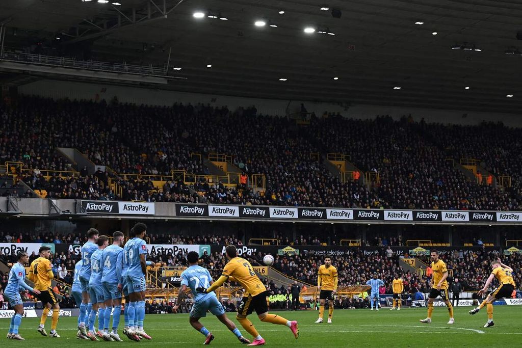 Wolverhampton Wanderers midfielder, Tommy Doyle (right), took a free kick in the quarterfinals of the FA Cup match between Wolverhampton Wanderers and Coventry City at Molineux Stadium, Wolverhampton, on Tuesday (16/4/2024). Coventry City will face Manchester United in the semifinals of the FA Cup at Wembley Stadium, London, on Sunday (21/4/2024).
