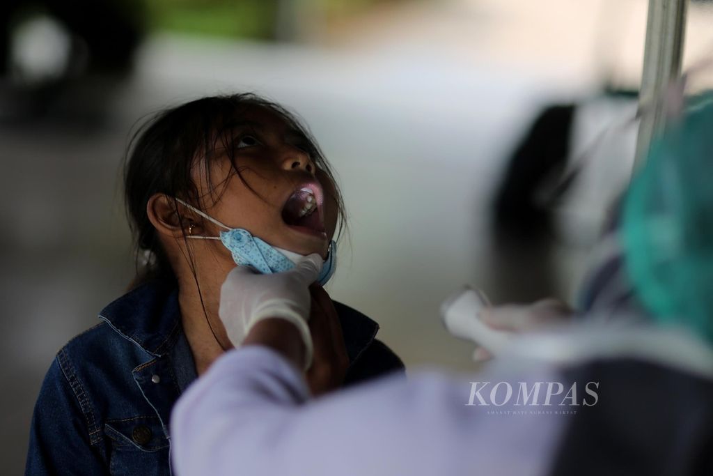 Seorang pelajar diperiksa kebersihan dan kesehatan mulutnya saat mengikuti imunisasi difteri tetanus (DT) yang diadakan oleh Puskesmas Rawa Bunga, Jatinegara, Jakarta Timur, Rabu (29/9/2021). 