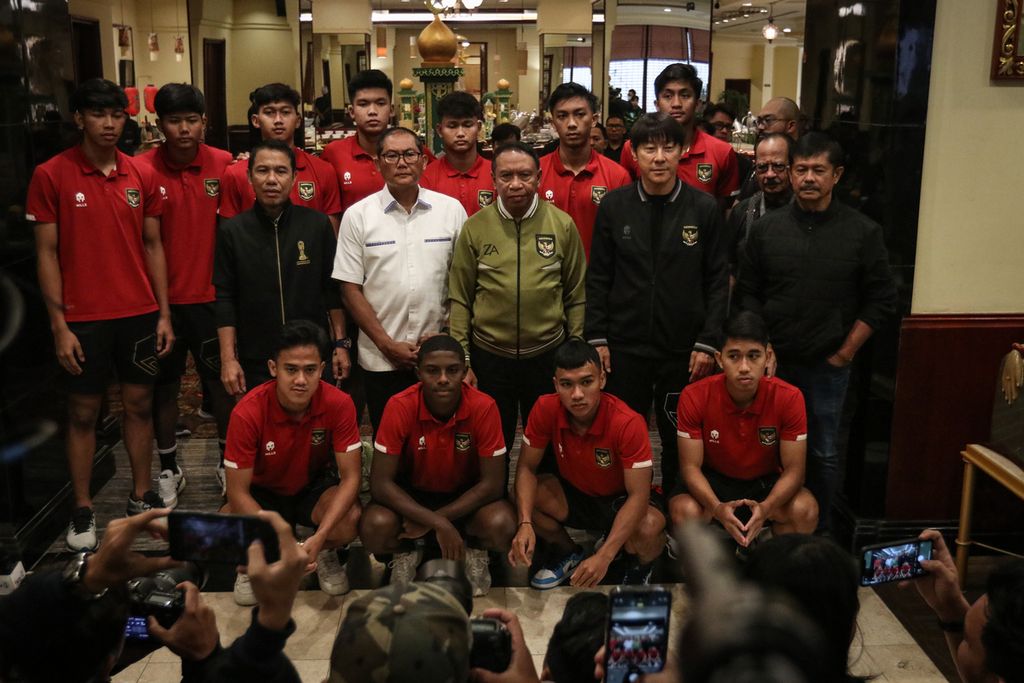 Deputy Chairman of PSSI Zainudin Amali poses for a photo with Indonesian U-20 national team players at the Sultan Hotel, Jakarta, Thursday (30/3/2023). Amali apologized to all Indonesian U-20 national team players for revoking Indonesia's status as host of the 2023 U-20 World Cup.