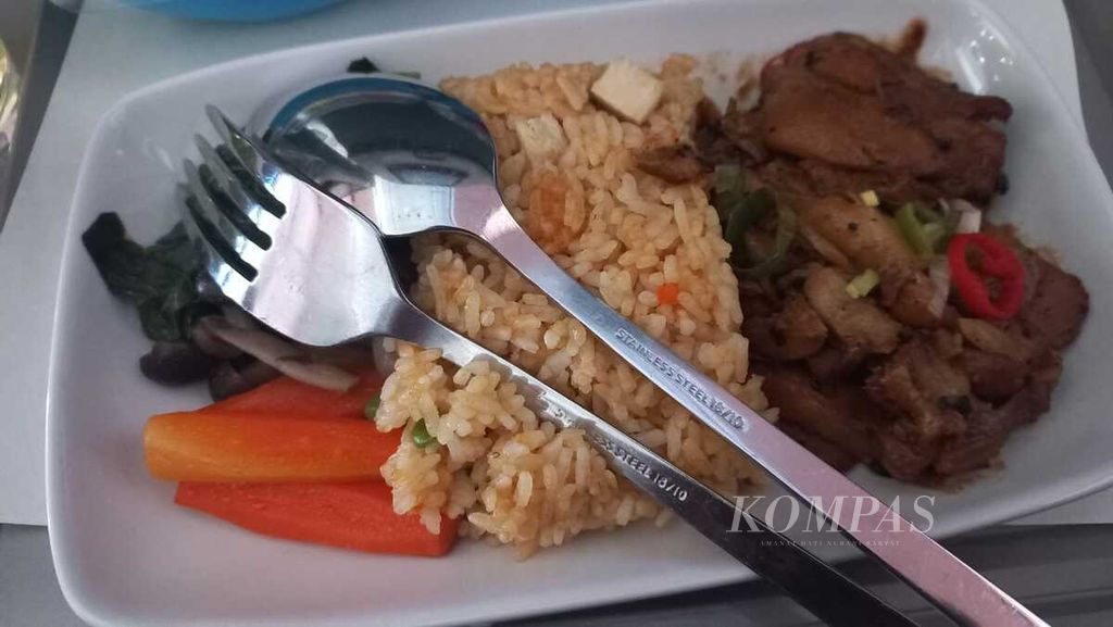 Nasi goreng yang disajikan oleh kru pesawat Garuda yang membawa Paus Fransiskus dari Indonesia ke Port Moresby, Papua Niugini, Jumat (6/9/2024).