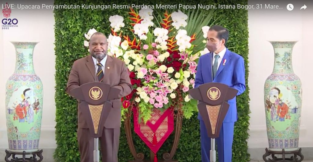 Presiden Joko Widodo dalam keterangan pers bersama Perdana Menteri Papua Niugini James Marape di Istana Kepresidenan Bogor, Kamis (31/3/2022).