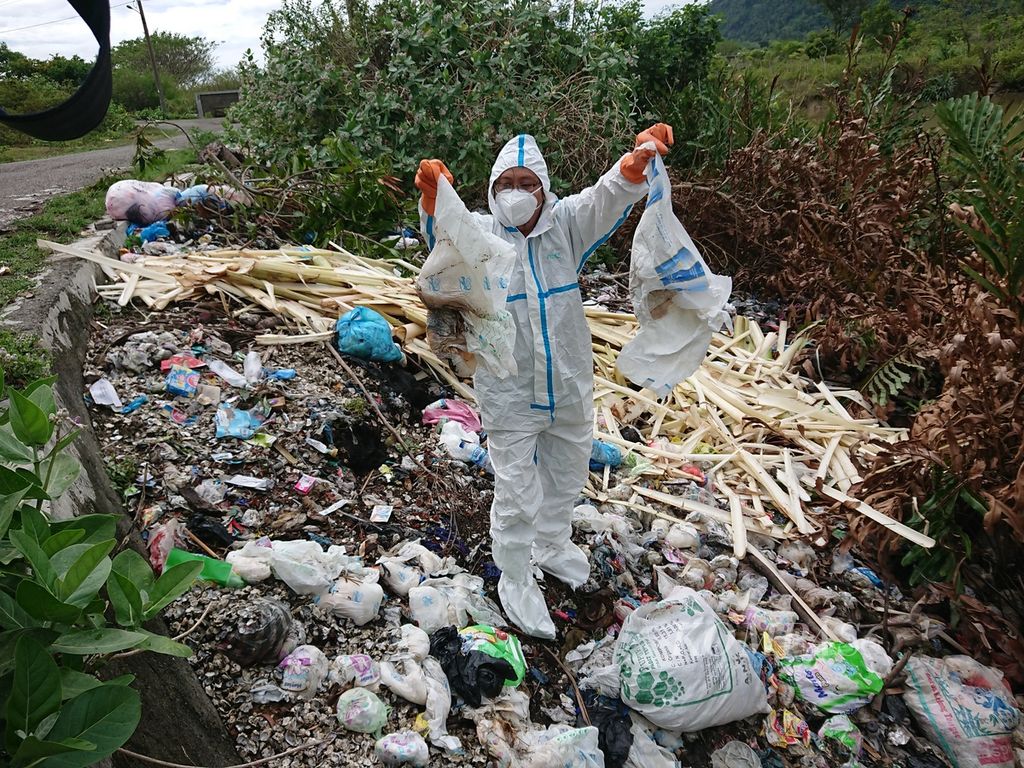 Prigi Arisandi, peneliti dari tim Ekspedisi Sungai Nusantara, mengidentifikasi sampah yang dibuang sembarangan di area permukiman di Desa Lambaro Neujid, Kecamatan Pekan Bada, Kabupaten Aceh Besar, Aceh, Kamis (2/6/2022).  