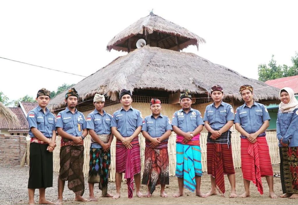Tim Bawaslu Lombok Utara mengenakan pakaian adat saat sosialisasi di masyarakat adat di Lombok Utara pada beberapa waktu lalu.