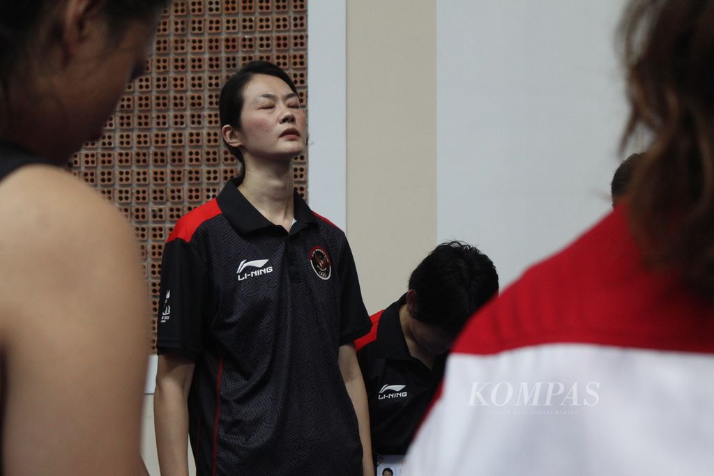 Pelatih tim bola basket putri Indonesia asal Taiwan, Sophie Lin Chi Wen, memimpin doa seusai Indonesia memastikan medali emas SEA Games Kamboja 2023 di Morodok Techo National Stadium, Phnom Penh, Minggu (14/5/2023).