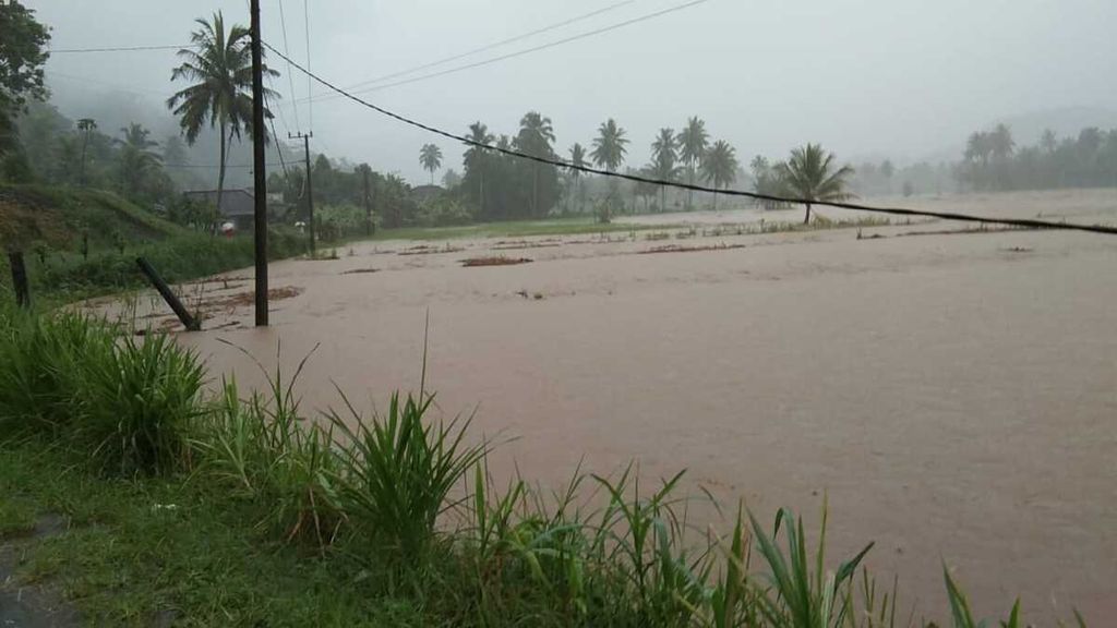 Suasana banjir di Desa Kedungbanteng, Kecamatan Sumbermanjing Wetan, Kabupaten Malang, Jatim, Sabtu (15/10/2022) pagi. 