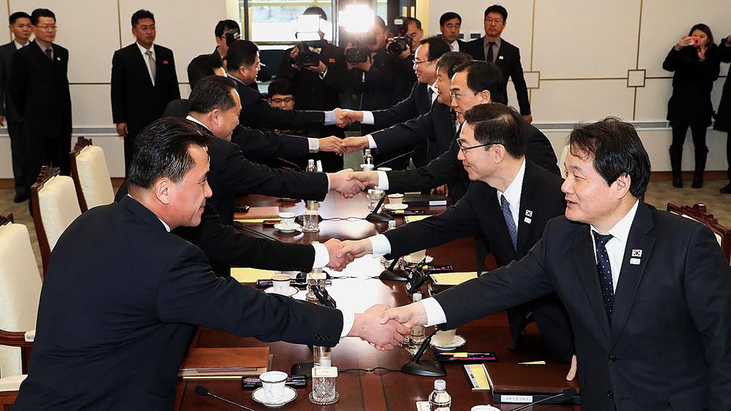 Delegasi Korea Selatan dan Korea Utara, Selasa (9/1), menghadiri pertemuan di Panmunjom, di kawasan perbatasan kedua negara. Mereka membahas rencana Korut  mengirim tim ke Olimpiade Musim Dingin di Korsel, bulan depan. 