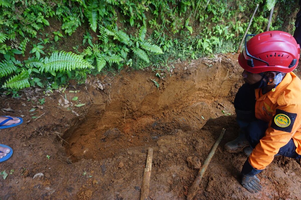 Jajaran Kepolisian Resor Banjarnegara bersama sukarelawan menggali lokasi penguburan jenazah di daerah perkebunan di Desa Balun, Kecamatan Wanayasa, Kabupaten Banjarnegara, Jawa Tengah, Senin (3/4/2023).  