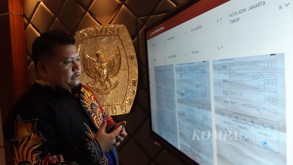 Ketua KPU Jakarta Timur Tedi Kurnia menunjukkan data rekapitulasi di TPS 54, Kelurahan Pulogebang, Kecamatan Cakung, Jakarta Timur, Kamis (15/2/2024).