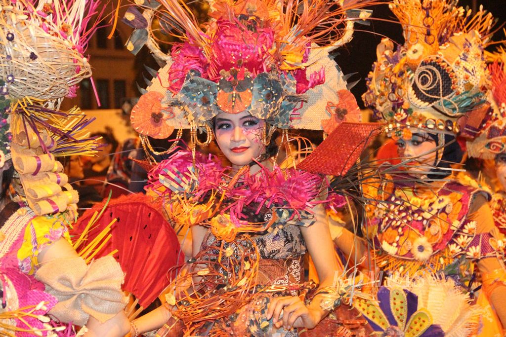 Vastenburg Carnival 2014 yang digelar di area Benteng Vastenburg, Solo, Jawa Tengah, Sabtu (7/6/2014) malam menjadi daya tarik baru wisata di Kota Solo. Tampak peserta karnaval mengenakan kostum yang dikreasi dari bahan bambu.