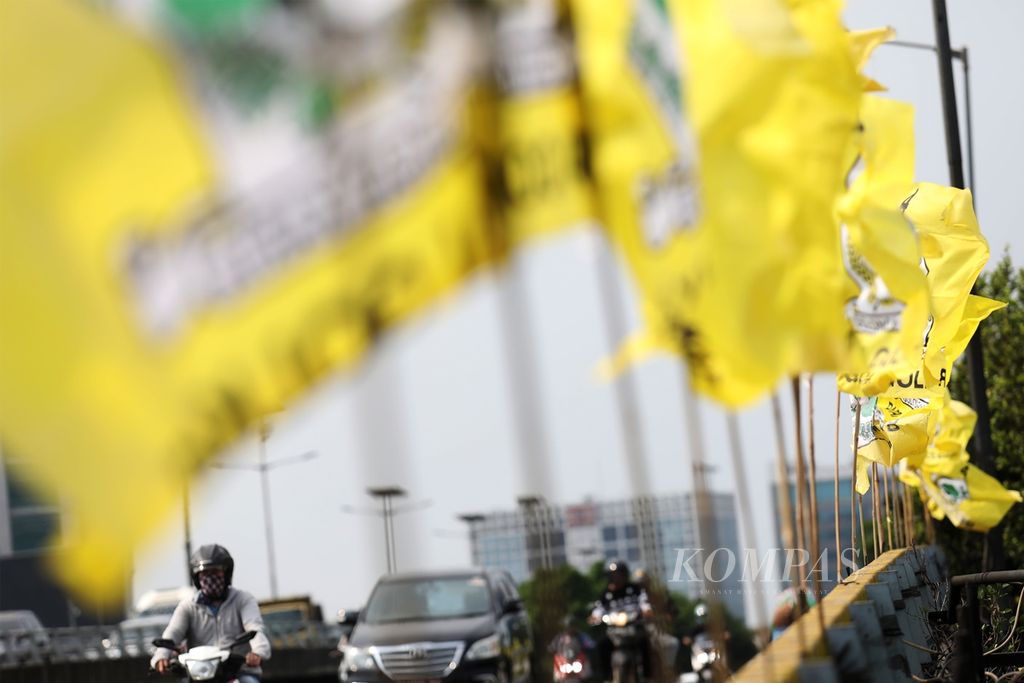 Bendera Partai Golkar terpasang di Jalan Gatot Subroto, Jakarta, Jakarta, Jumat (29/11/2019). Menjelang pelaksanaan Musyawarah Nasional Partai Golkar 4-6 Desember 2019 di Jakarta mendatang, geliat dan atmosfer munas mulai terasa. 