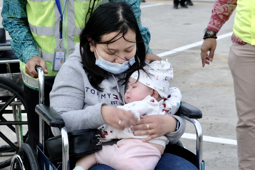 An Indonesian mother and baby who were evacuated from Ukraine arrived at Soekarno-Hatta Airport, Tangerang on Thursday (3/3/2022). The government evacuated 80 Indonesian citizens by plane from Romania.