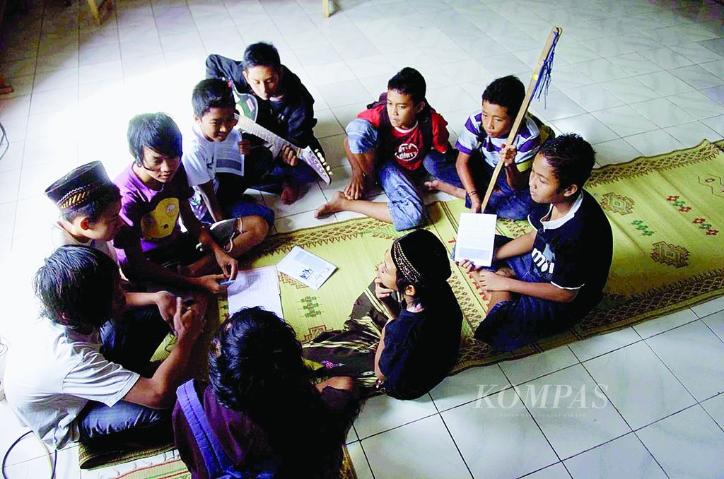 Siswa Komunitas Belajar Qaryah Thayyibah belajar dengan cara berdiskusi dengan rekan sekelas di tempat belajar mereka di Kelurahan Kalibening, Tingkir, Salatiga, Jawa Tengah, beberapa waktu lalu. 