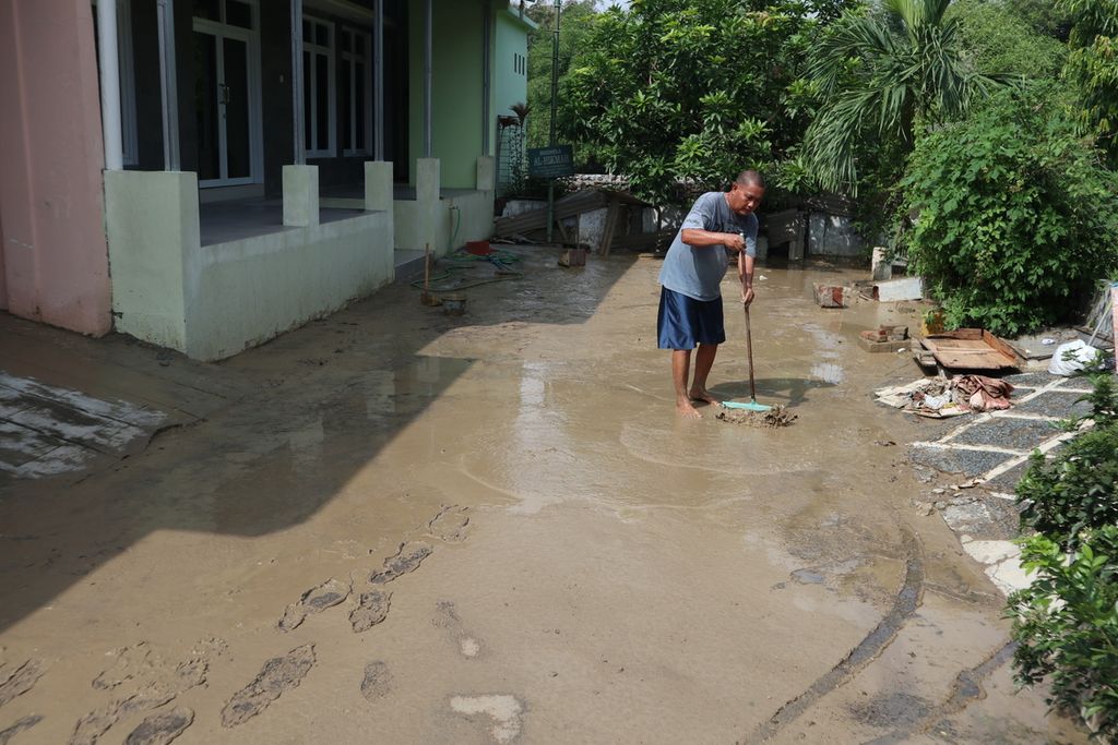 Warga membersihkan lumpur sisa banjir di Kelurahan Kalijaga, Kecamatan Harjamukti, Kota Cirebon, Jawa Barat, Selasa (14/1/2020). Sebelumnya, banjir dengan ketinggian 10 sentimeter hingga lebih dari 1 meter merendam sekitar 200 rumah, Senin (13/1/2020) malam. Banjir berasal dari luapan Sungai Cikalong dan Sungai Kalijaga.