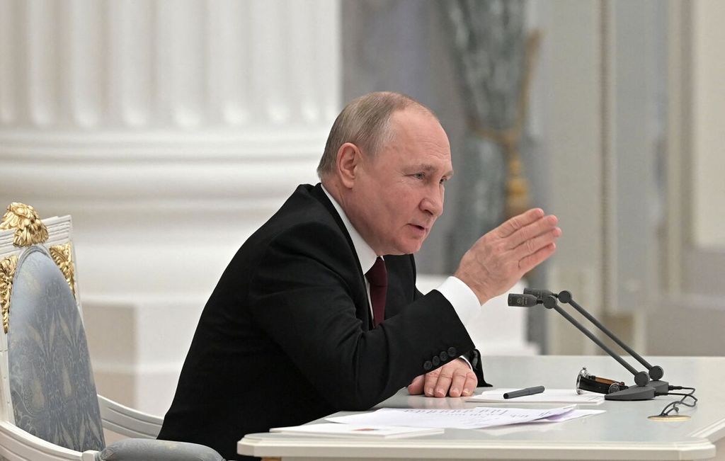 Presiden Rusia Vladimir Putin dalam pertemuan dengan anggota dewan keamaman di Moskwa, 21 Februari 2022. 