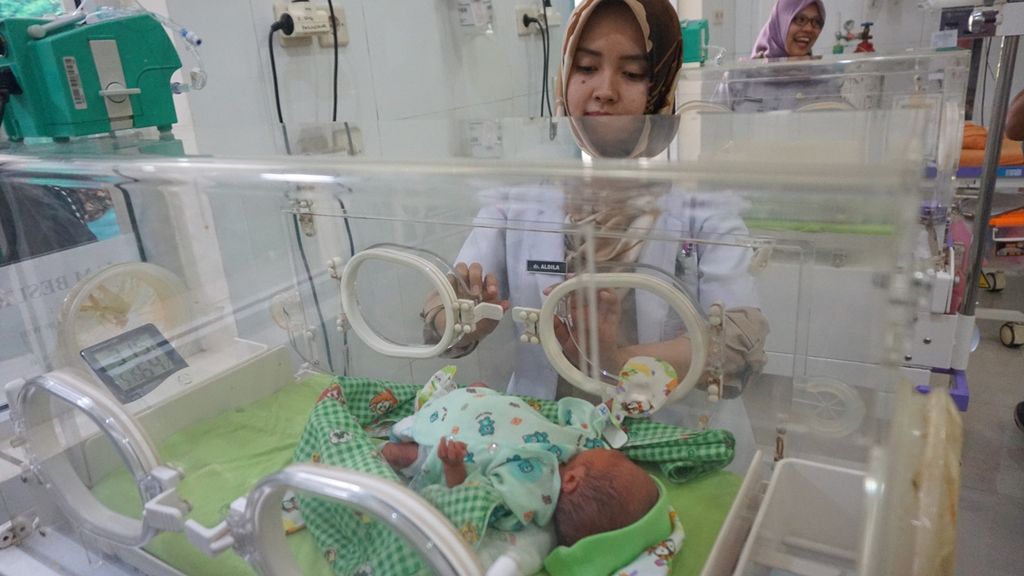 Bayi laki-laki kembar tiga masih dalam pengawasan dokter di RSUD Majenang, Cilacap, Jawa Tengah, Senin (16/9/2019). Ketiga bayi dari pasangan Dwi Nurhanifah (32) dan Bustam (43) ini lahir secara normal, tetapi prematur sehingga masih dirawat di inkubator.