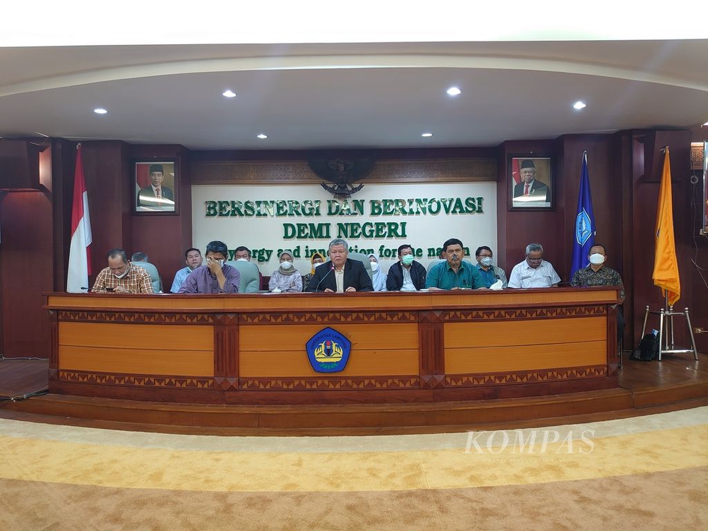 The University of Lampung gave a press statement regarding the determination of the three leaders at the state higher education institution, Sunday (21/8/2022).