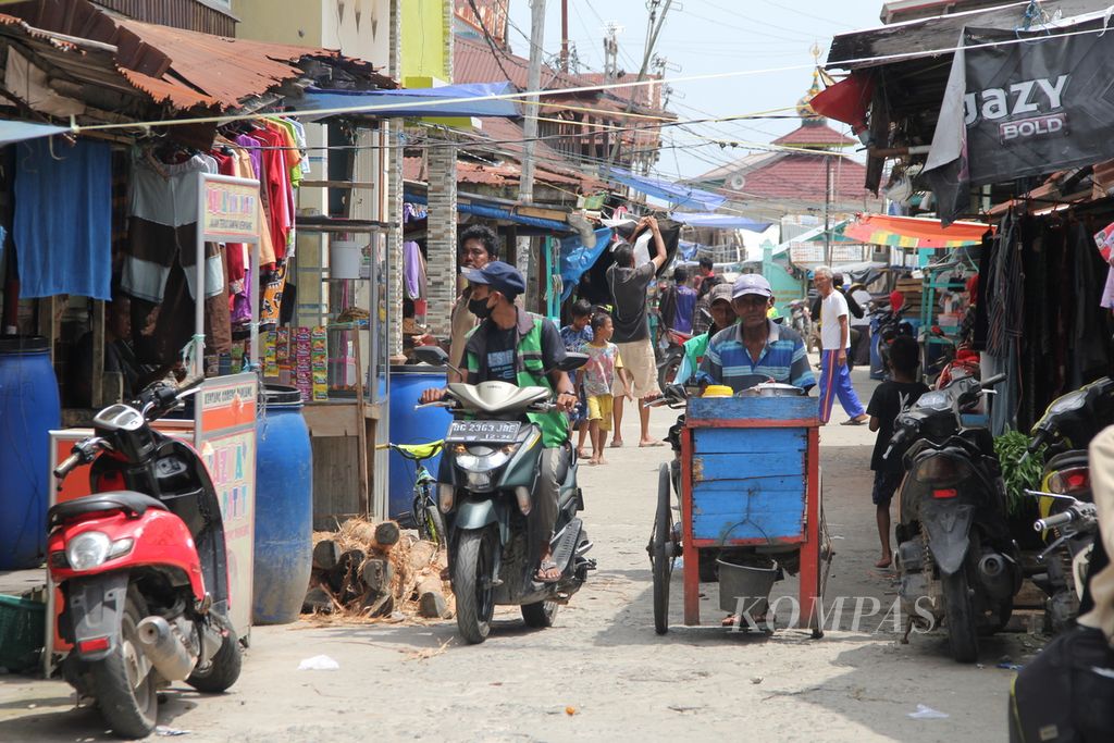 Suasana jalan di kawasan Sungsang, Kecamatan Banyuasin II, Kabupaten Banyuasin, Sumatera Selatan, Minggu (23/1/2022). 