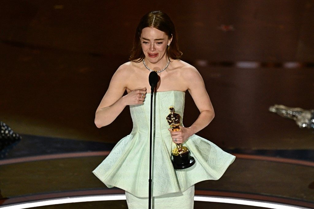 Emma Stone menerima piala Oscar untuk kategori Aktris Utama Terbaik atas aktingnya di film <i>Poor Things</i> dalam ajang 96th Annual Academy Awards di Dolby Theatre, Hollywood, California, AS, Minggu (10/3/2024) waktu setempat. 