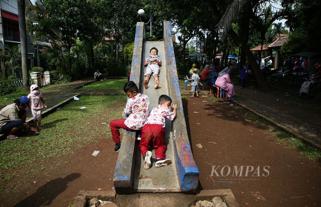 Siswa sekolah dasar bermain prosotan di taman saat pulang sekolah di kawasan Joglo, Kembangan, Jakarta Barat, Kamis (27/1/2021). 