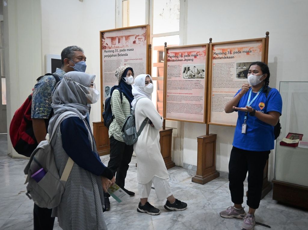 Sejumlah wisatawan yang difasilitasi Jakarta Good Guide saat berada di Gedung Joang '45, pada Rabu (7/8/2022) pagi. Tren wisata di Ibu Kota kian digemari warga setelah pandemi. 