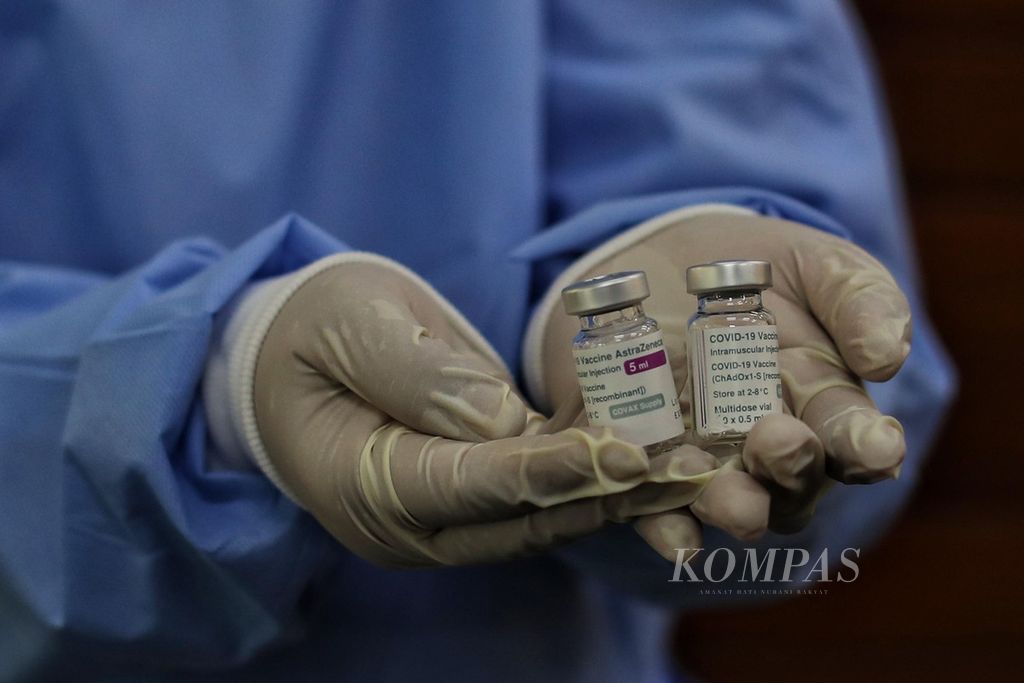 The medical personnel at the Army Central Hospital displayed the AstraZeneca vaccine that will be administered to registered vaccine recipients at Kolese Gonzaga, South Jakarta, on Wednesday (5/5/2021).