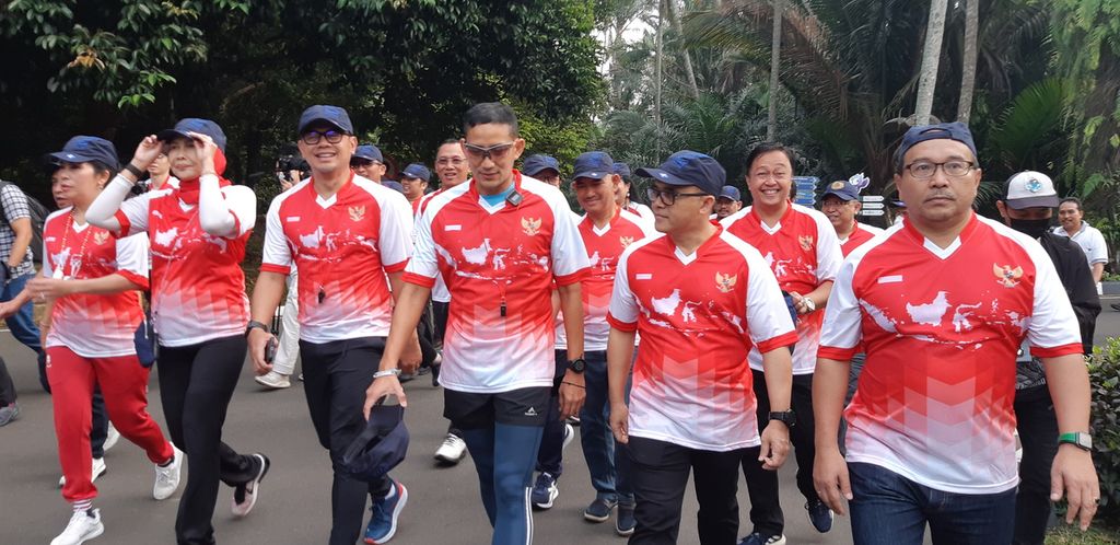 Menteri Pariwisata dan Ekonomi Kreatif Sandiaga Uno bersama 11 kepala daerah melakukan jalan santai di Kebun Raya Bogor, Bogor, Jawa Barat, Sabtu (3/9/2022).