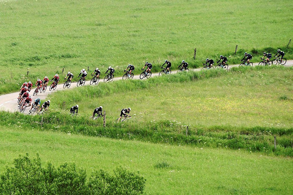 Rombongan pebalap  memacu sepeda di etape pertama yang menempuh jarak 170,5 kilometer pada lomba Criterium du Dauphine di Saint-Etienne, Perancis, Minggu (4/6).