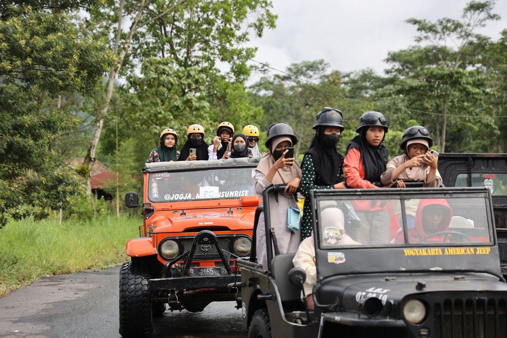 Wisatawan mengikuti perjalanan tur jeep Merapi di kawasan Tugu Ambruk, Desa Kepuharjo, Kecamatan Cangkringan, Kabupaten Sleman, Daerah Istimewa Yogyakarta, Kamis (10/3/2022). 