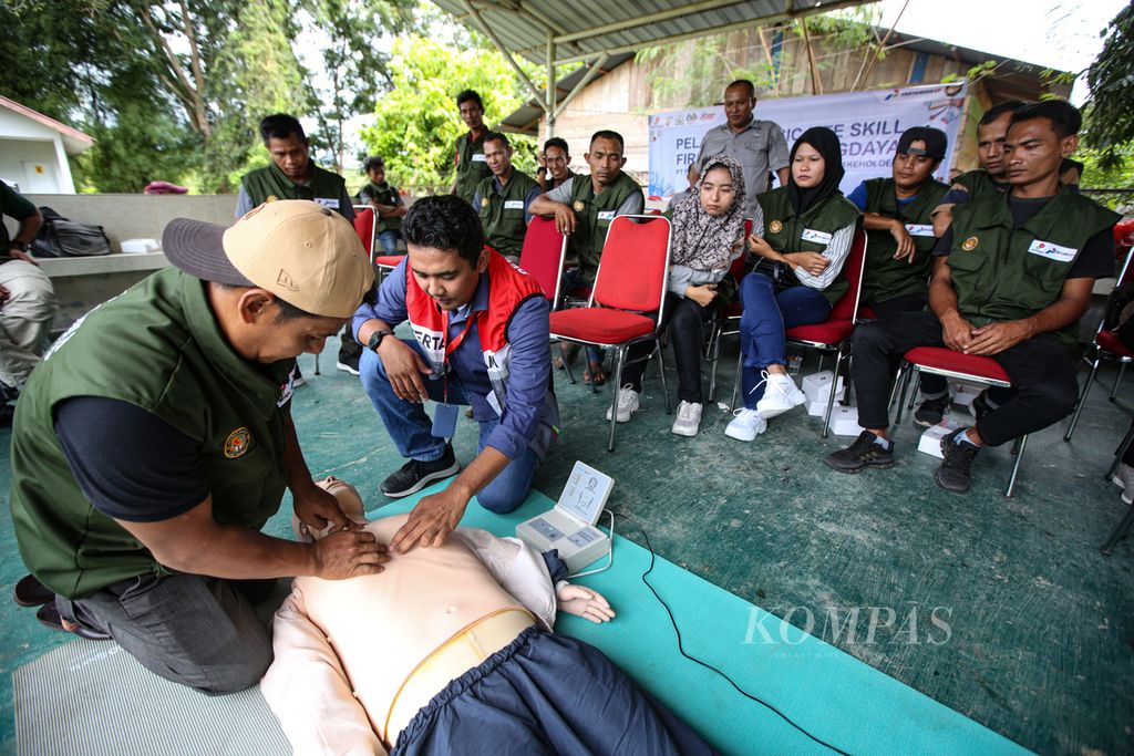 Seorang peserta disabilitas yang tergabung dalam Satuan Tugas Difabel Siaga Tanggap Bencana dan Berdaya (Satgas Digdaya) mencoba mempraktikkan cara pertolongan yang benar dalam pelatihan pertolongan pertama dan pelatihan tanggap kebencanaan pemadam kebakaran menggunakan alat pemadam api ringan di lokasi pemadam kebakaran PT Pertamina EP Rantau Field, Kabupaten Aceh Tamiang, Aceh, Selasa (16/9/2024). 