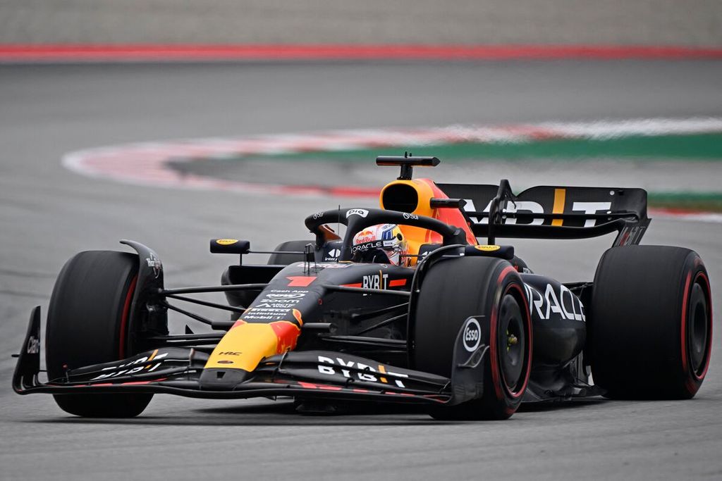 Pebalap Red Bull, Max Verstappen, beraksi saat sesi kualifikasi balapan Formula 1 di Sirkuit Barcelona-Catalunya, Spanyol, Sabtu (3/6/2023). Verstappen berhasil meraih posisi start terdepan pada balapan yang berlangsung Minggu (4/6/2023). 