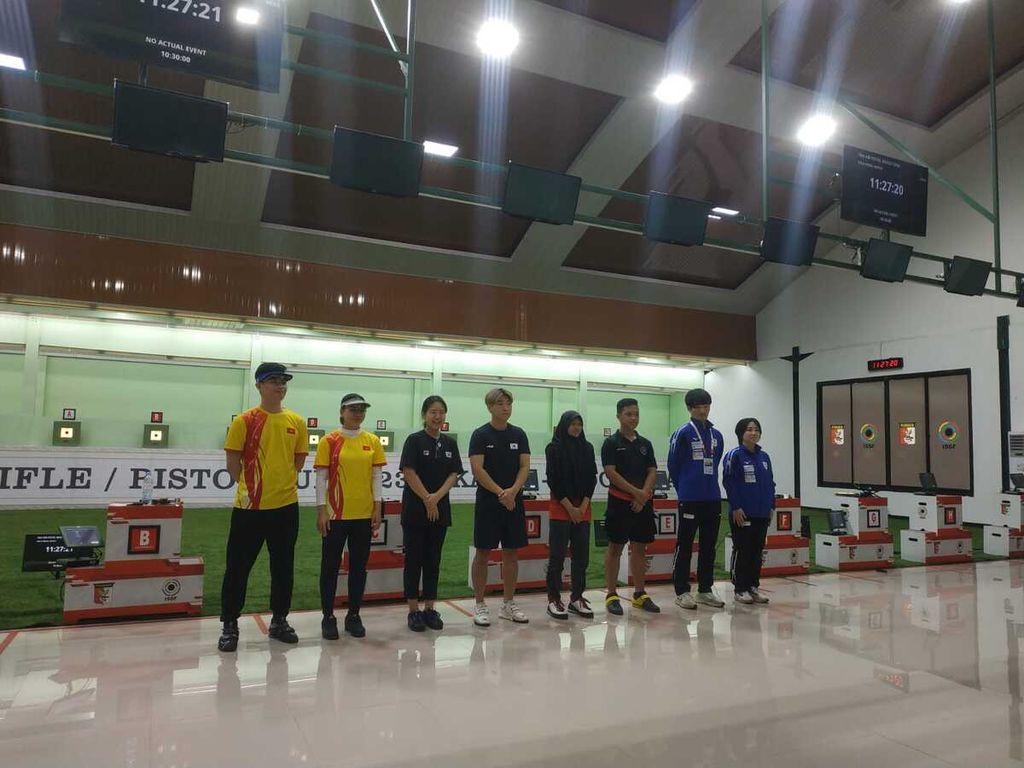 Para peraih penghargaan di nomor Air Pistol tim campuran 10 meter Piala Asia Senapan dan Pistol ISSF 2023 di Lapangan Tembak Senayan, Jakarta, Rabu (8/3/2023).