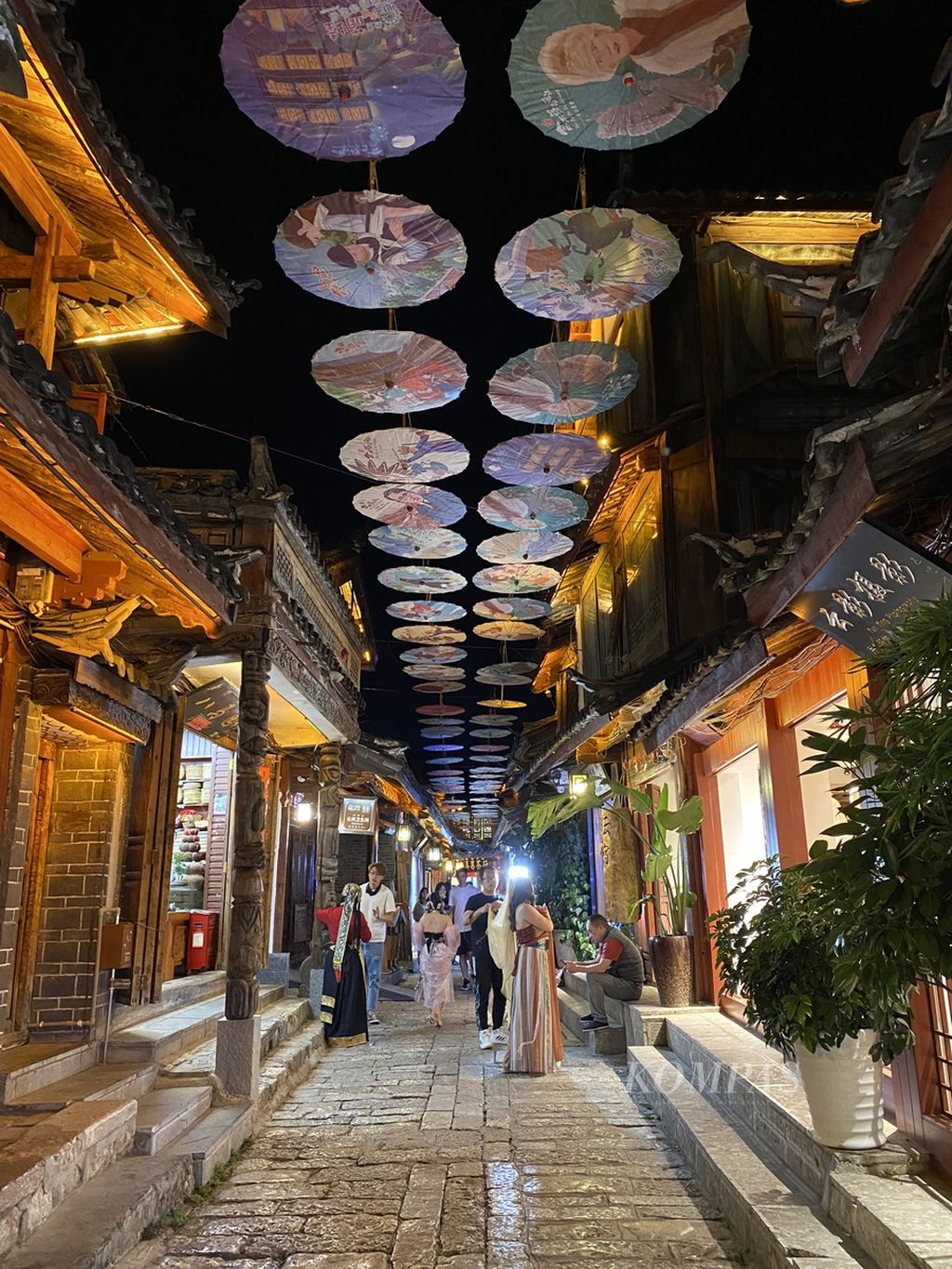 Jajaran kedai di area pasar di kawasan kota tua Lijiang, Yunnan, China.