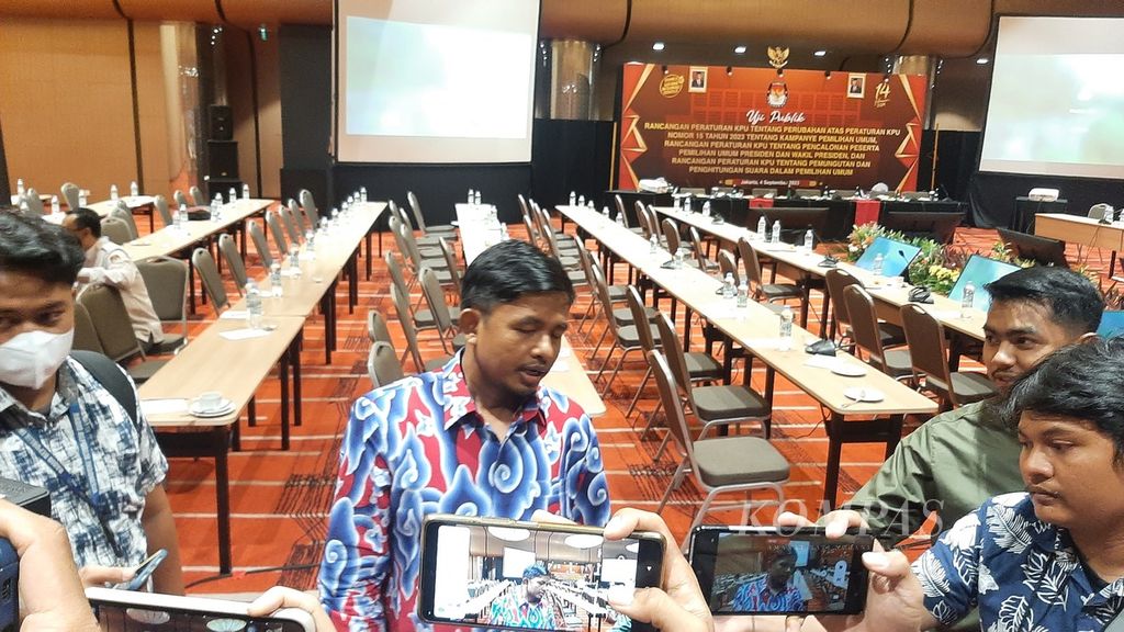 Anggota KPU, Idham Holik, saat memberikan keterangan pers seusai uji publik tiga rancangan Peraturan KPU di Jakarta, Senin (4/9/2023). 