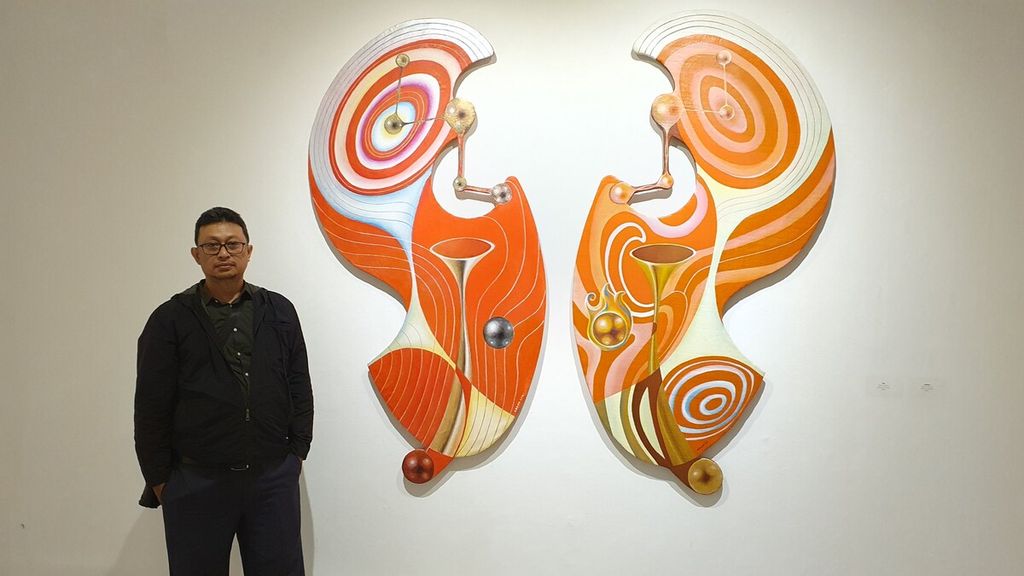Pelukis Gogor Purwoko berdiri di depan lukisannya yang dipajang dalam pameran tunggalnya bertajuk "Tanda Dalam Lipatan" di Galeri Nasional, Jakarta, 2-14 Maret 2023. Gogor mengeksplorasi teknik melukis dengan melipat kanvas yang menghasilkan efek visual tak terduga. Pengalaman masa kecil dan sembuh dari Covid-19 menjadi inspirasinya.