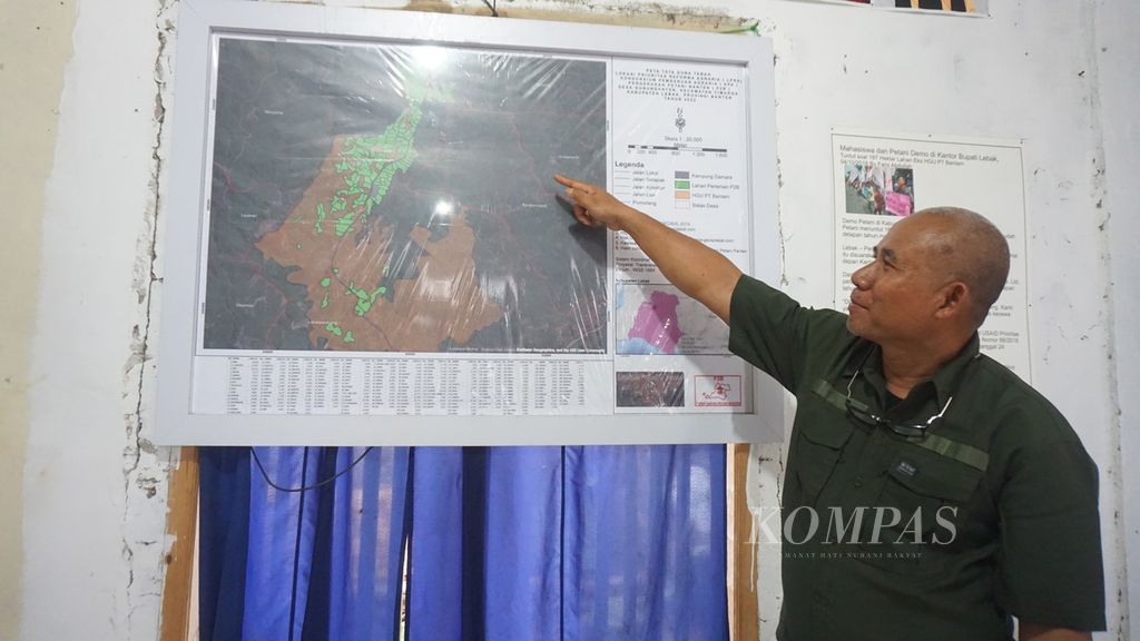 Ketua Kelompok Pergerakan Petani Banten (P2B) Abay Haetami menunjukkan peta wilayah milik petani Desa Gunung Anten, Kecamatan Cimarga, Kabupaten Lebak, Banten, Minggu (7/1/2024),