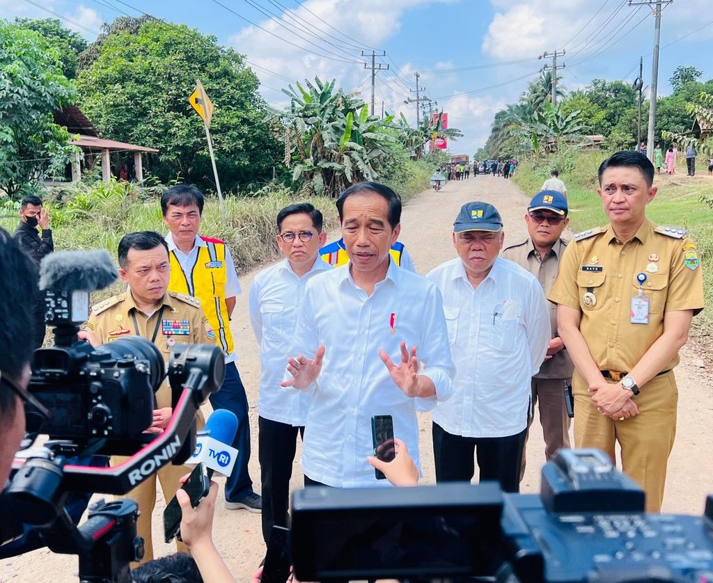 Presiden Joko Widodo saat memberikan keterangan kepada awak media seusai meninjau ruas jalan daerah yang rusak di Provinsi Jambi, Selasa (16/5/2023).