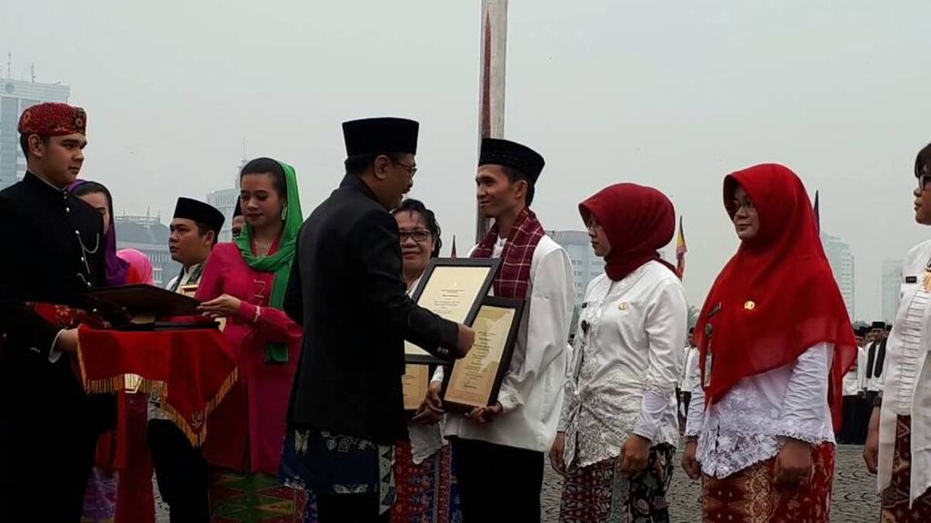 Gubernur DKI Jakarta Djarot Saiful Hidayat memberikan penghargaan kepada ASN, pilar sosial, dan tenaga kesehatan teladan pada Upacara HUT DKI Jakarta di Lapangan Silang Monas, Kamis (22/6).
