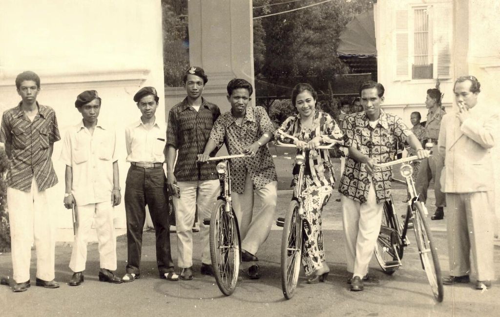 Sebuah foto tanpa keterangan tanggal dan lokasi melihatkan Ibu Negara Fatmawati Soekarno mencoba sepeda.