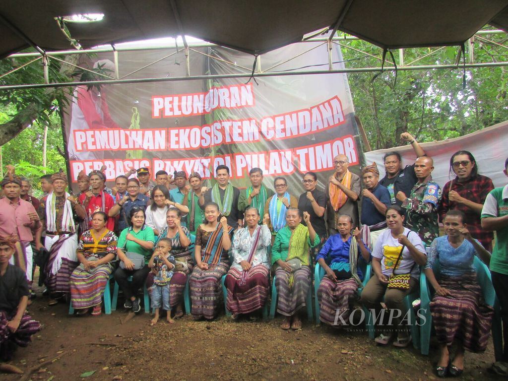 Peserta peluncuran pemulihan ekosistem cendana berbasis masyarakat Timor di Desa Baumata Utara, Kabupaten Kupang, NTT, Jumat (26/1/2024). 