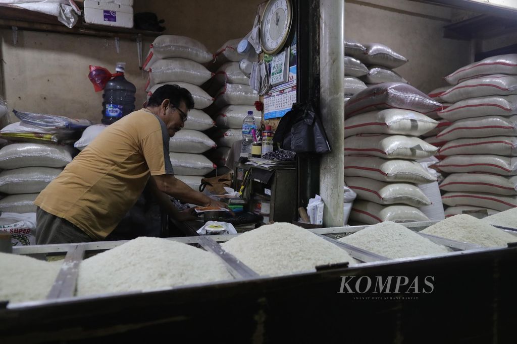 Pedagang beras menunggu pembeli di Pasar Grogol, Jakarta Barat, Senin (25/9/2023). Pemerintah melalui Badan Pangan Nasional menetapkan harga eceran tertinggi (HET) beras permanen. HET beras medium di tingkat konsumen ditetapkan Rp 12.500-Rp 13.500 per kg bergantung zonasi. Sementara itu, HET permanen beras premium ditetapkan Rp 14.900-Rp 15.800 per kg bergantung zonasi.