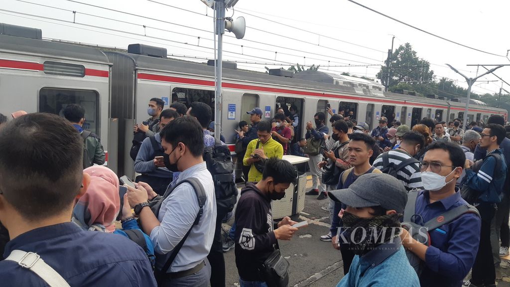 Sejumlah penumpang memadati peron Stasiun Sudimara akibat gangguan perjalanan KRL <i>commuterline</i>, Selasa (25/7/2023). Gangguan kereta rel listrik <i>commuter</i> di tiang listrik aliran atas antara Pondok Ranji-Kebayoran membuat sebagian penumpang memilih berganti moda.