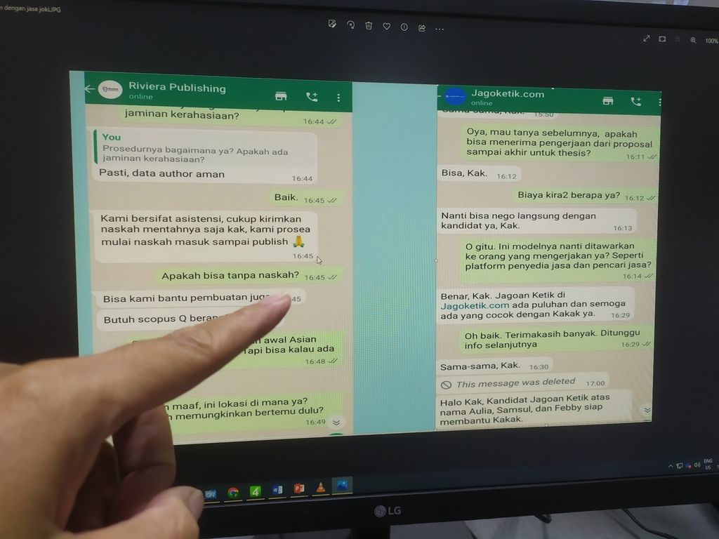 Members of the Kompas Daily Investigation Team show a conversation with a scientific work joki  service provider, Friday (10/2/2023) in Jakarta. This conversation proves that scientific work jockey services are easy to find on the internet. The service packages also vary according to client requests.