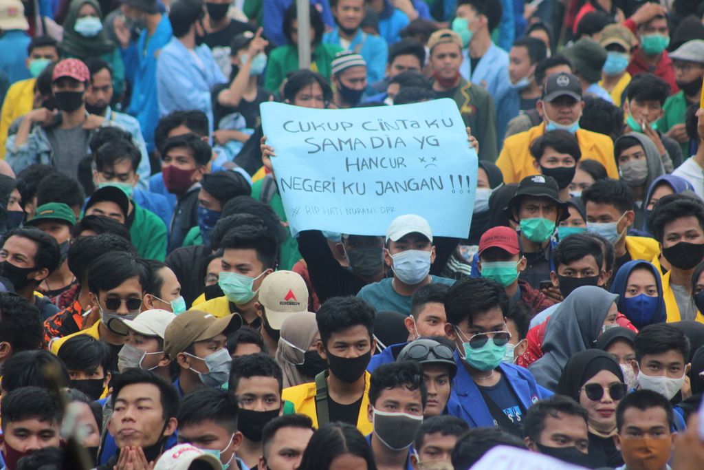 Ribuan mahasiswa dan buruh berkumpul di Halaman Kantor DPRD Sumatera Selatan Di Palembang, Kamis (8/10/2020). Mereka menuntut DPRD Sumsel menyampaikan aspirasi mereka menolak RUU Cipta Kerja. Mereka menilai RUU ini akan merugikan buruh.