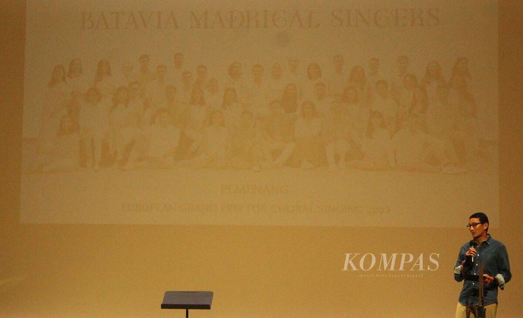 Menteri Pariwisata dan Ekonomi Kreatif Sandiaga Uno menyampaikan sambutan di sela-sela penampilan paduan suara Batavia Madrigal Singers (BMS) di Balai Resital Kertanegara, Jakarta, Sabtu (9/7/2022). 